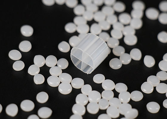 Белый Hdpe MBBR передвижная кровать биопленка реактор 800m2/M3 Большая площадь поверхности