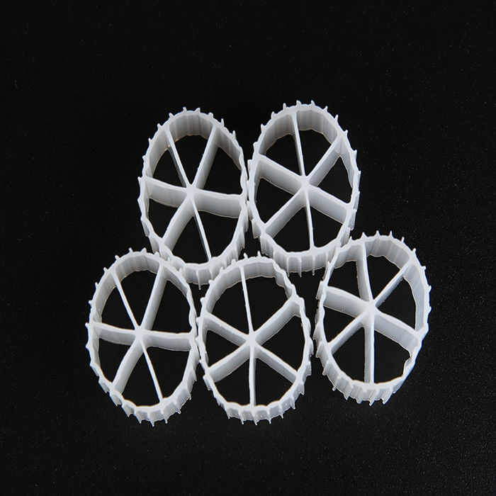 Очистка сточных вод MBBR Фильтрная среда 0,96 - 0,98 г / см3 Плотность с белым цветом Анаэробный резервуар A / O технологии