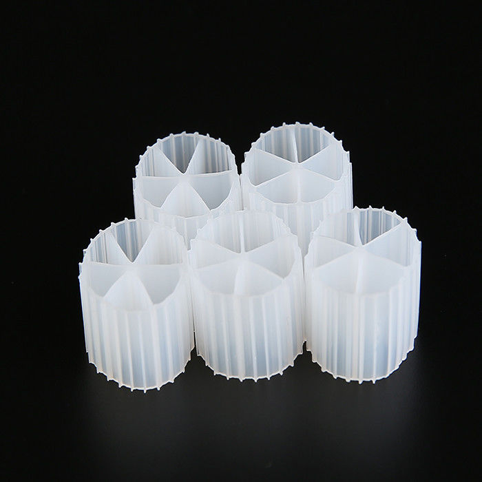 Очистка сточных вод MBBR Фильтрная среда 0,96 - 0,98 г / см3 Плотность с белым цветом Анаэробный резервуар A / O технологии