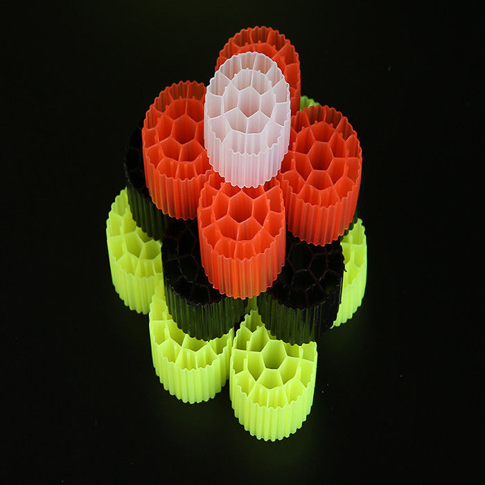 Красный / желтый пластик MBBR Bio Media K1 500 м2/м3 Площадь поверхности с белым цветом