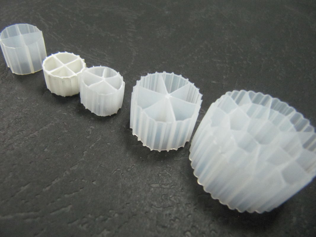 Хорошая площадь поверхности MBBR фильтрующая среда с белым цветом и девственным материалом HDPE для RAS