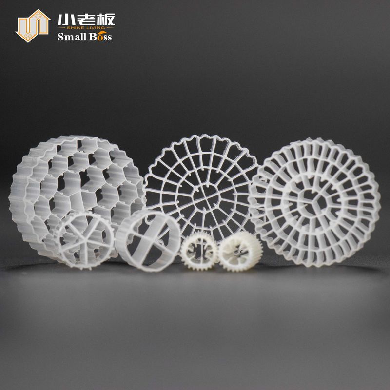 Активная форма MBBR Фильтр биомассы 25 * 10 мм 38 комнат Водный лосось Наземное водоводство Плавучий носитель