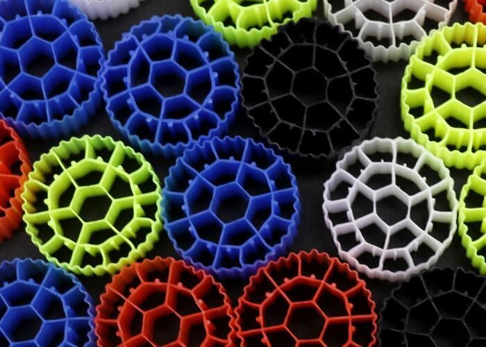 Китайская фабрика k1 kaldnes пластмассовые рыбоводческие средства плавающий бионоситель для аквакультуры РАС mbbr реактор HDPE FDA SAFTY