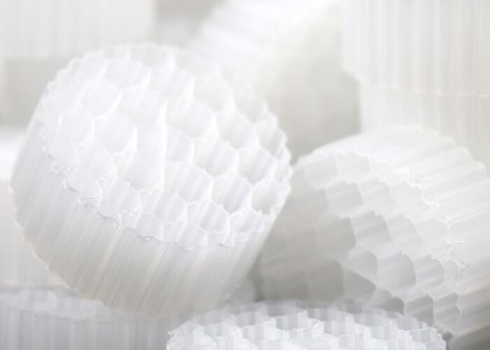 Специальная формула MBBR фильтрующая среда с девственным материалом HDPE и белым черным цветом для RAS