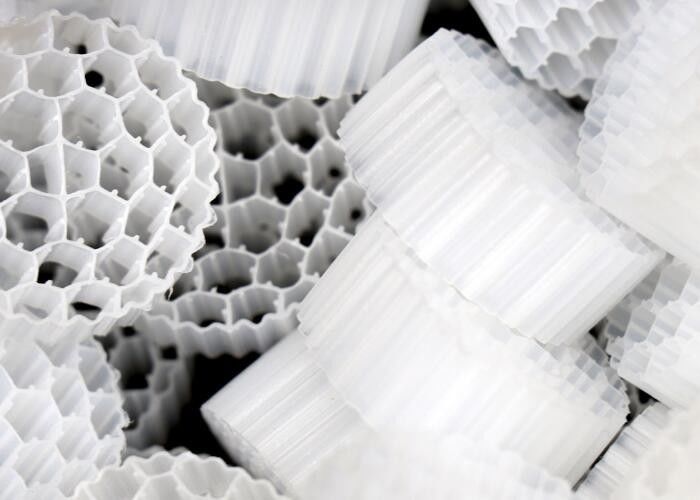 Специальная формула MBBR фильтрующая среда с девственным материалом HDPE и белым черным цветом для RAS