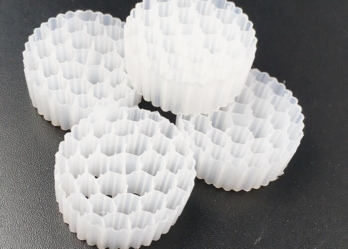 Аэробный пластик MBBR K1 BIO Filter Media Очистка сточных вод 800м2 / м3 Плавучий носитель