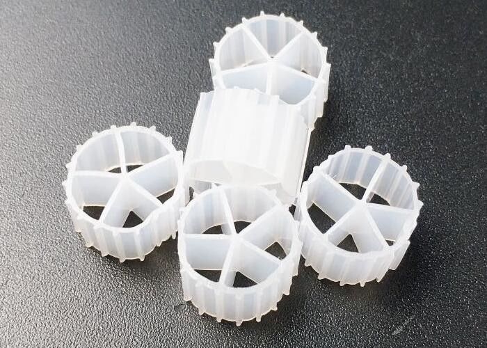 Рыбная ферма Биоболлы Биофильтрная среда Белый цвет 10 * 7 мм Плавучая наполнитель 100% девственная HDPE биофильтрная среда