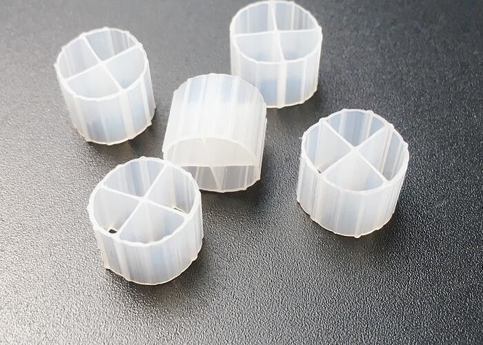 Аквакультура Рыбная ферма MBBR Биофильтрная среда 12*9 мм Hdpe Белые биобаллы Sbr Процесс