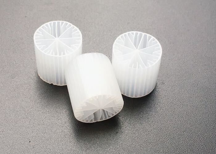 Белый цвет MBBR Filter Media Virgin HDPE Material 15*15mm Размер биомедиа для рыбного пруда