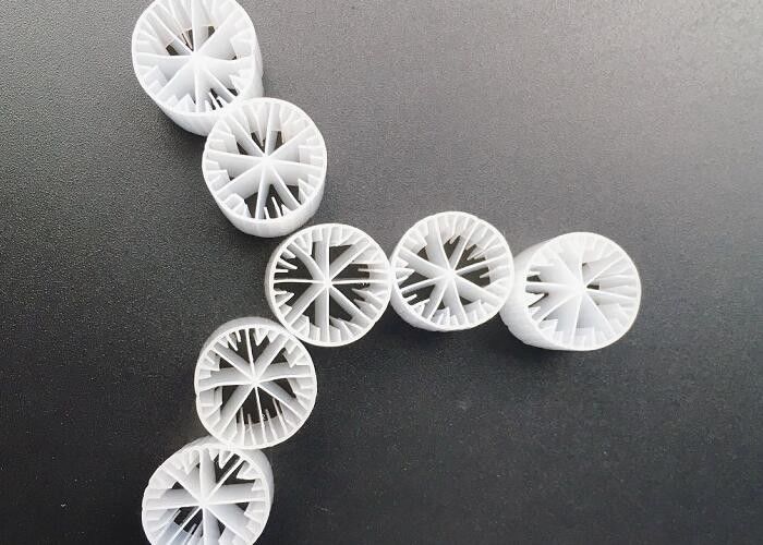 Высокая площадь поверхности MBBR Filter Media Белый цвет девственный HDPE материал 15*15MM