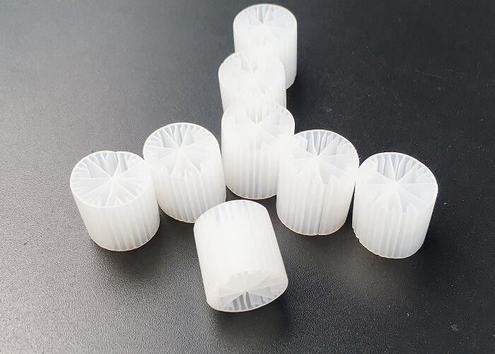 Высокая площадь поверхности MBBR Filter Media Белый цвет девственный HDPE материал 15*15MM