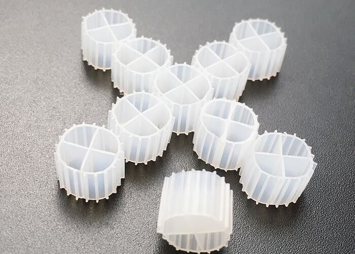 Биофильтр MBBR Biofilter Media Biochips 0,96 - 0,98 г / см3 Плотность для РАС Аквакультуры FAB биомедиа