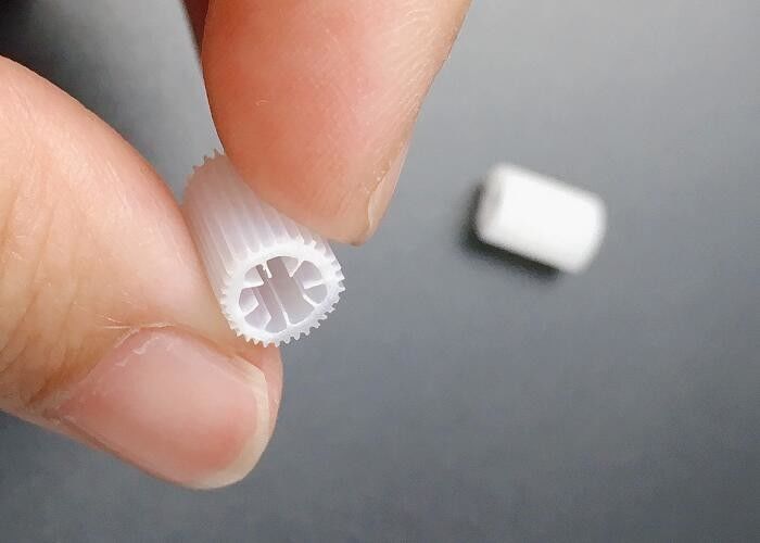 Virgin HIPS Material MBBR Filter Media Floating Micro Biopipe Media для очистки сточных вод