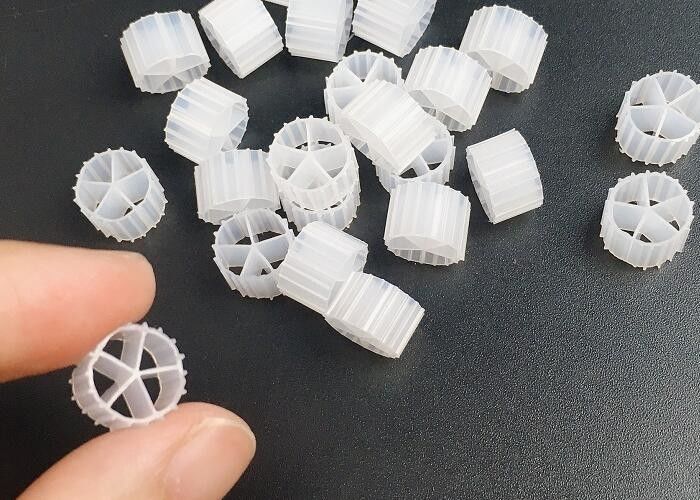 Белый 5 отверстий девственный HDPE фильтр СМИ Долговечность Размер 10 мм х 7 мм