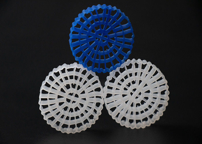 Очистка сточных вод Пластиковые фильтрующие средства MBBR HDPE биомовер большой 1200 м2/м3 Площадь поверхности оборудование IFAS