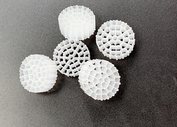 Virgin HDPE IFAS Technology MBBR плавучая фильтрационная среда Белый цвет