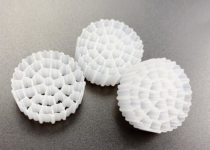 Девственная HDPE 25*10MM Белый цвет MBBR Пластиковые фильтрующие средства Большая площадь поверхности