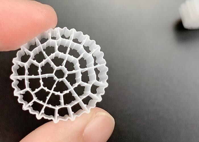 Девственная HDPE 25*10MM Белый цвет MBBR Пластиковые фильтрующие средства Большая площадь поверхности
