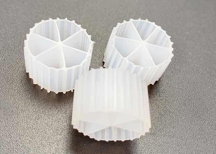 IFAS HDPE Белый цвет MBBR Движущаяся кровать Биопленка Реактор Аэрационный бак Удаление трески